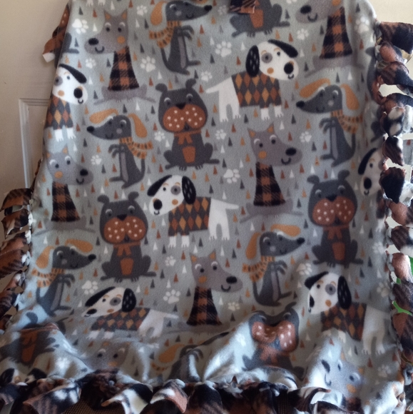 Dog fleece blanket, no tie, reversible